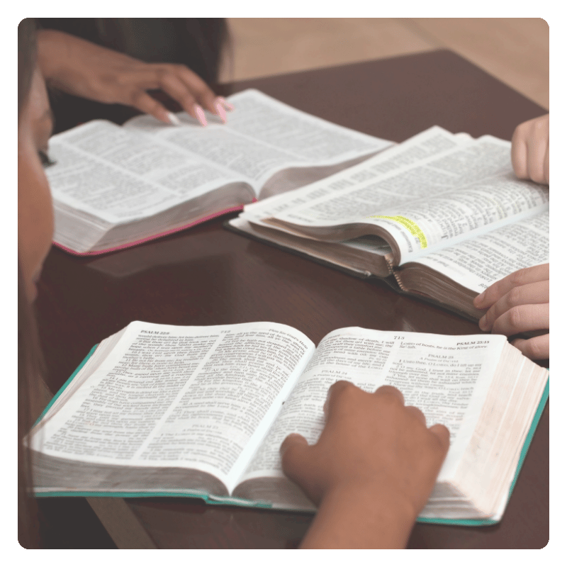 Biblia abierta durante una reunión de estudio bíblico en la iglesia