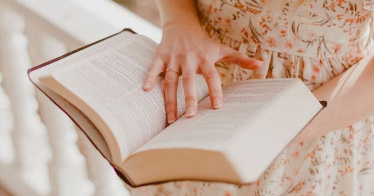 Biblia abierta para acompañar la lectura de artículos cristianos